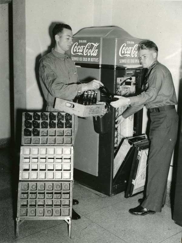 دستگاه وندینگ فروش کوکاکولا در زمان جنگ جهانی دوم